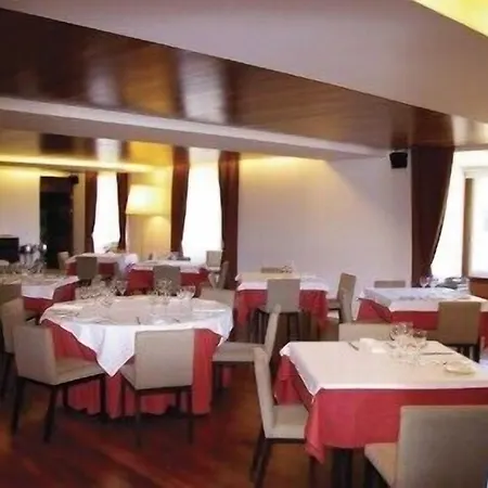 ホテル Hospederia Monasterio San Juan De La Pena サン・ファン・デ・ラペーニャ